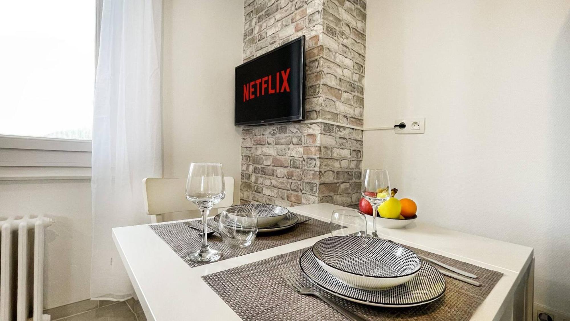 HOMEY KEOLA - Parking privé gratuit - Aux portes de Genève - Au pied du tram - Appartement avec 1 chambre et un grand salon avec un canapé-lit Ambilly Extérieur photo