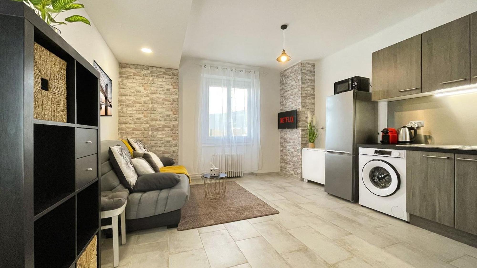 HOMEY KEOLA - Parking privé gratuit - Aux portes de Genève - Au pied du tram - Appartement avec 1 chambre et un grand salon avec un canapé-lit Ambilly Extérieur photo