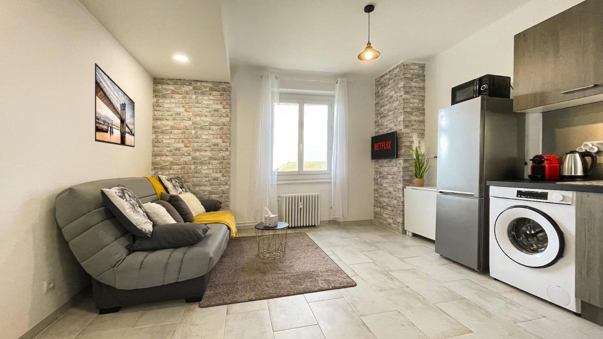 HOMEY KEOLA - Parking privé gratuit - Aux portes de Genève - Au pied du tram - Appartement avec 1 chambre et un grand salon avec un canapé-lit Ambilly Extérieur photo