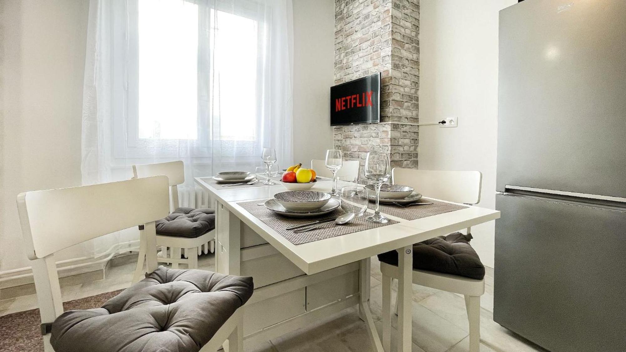 HOMEY KEOLA - Parking privé gratuit - Aux portes de Genève - Au pied du tram - Appartement avec 1 chambre et un grand salon avec un canapé-lit Ambilly Extérieur photo